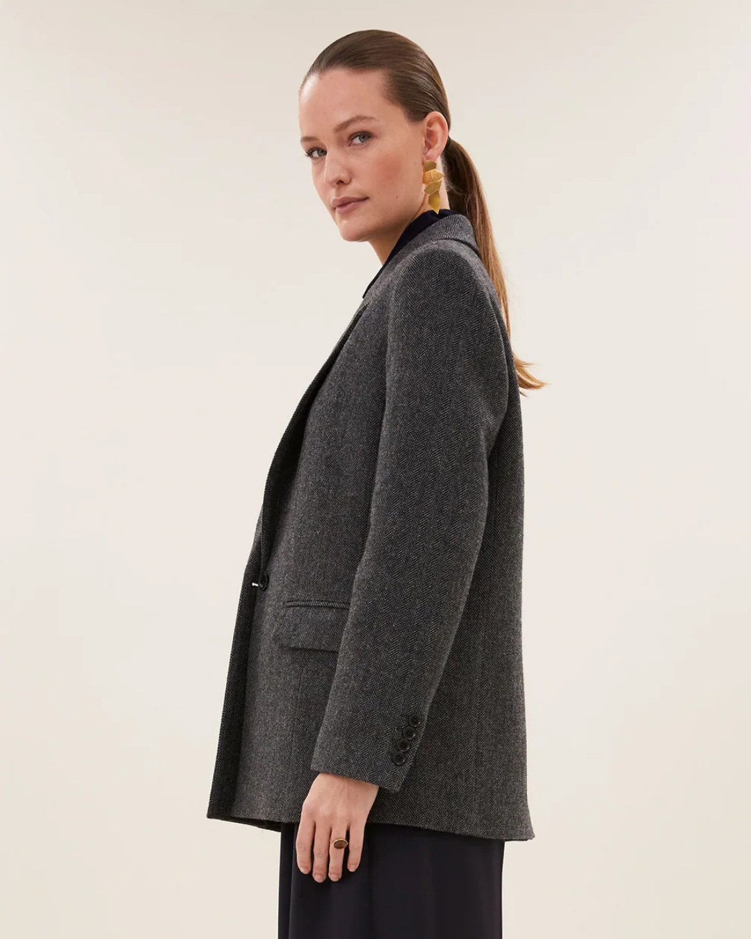 Nes Herringbone Blazer in Dark Grey Melee by by-bar
